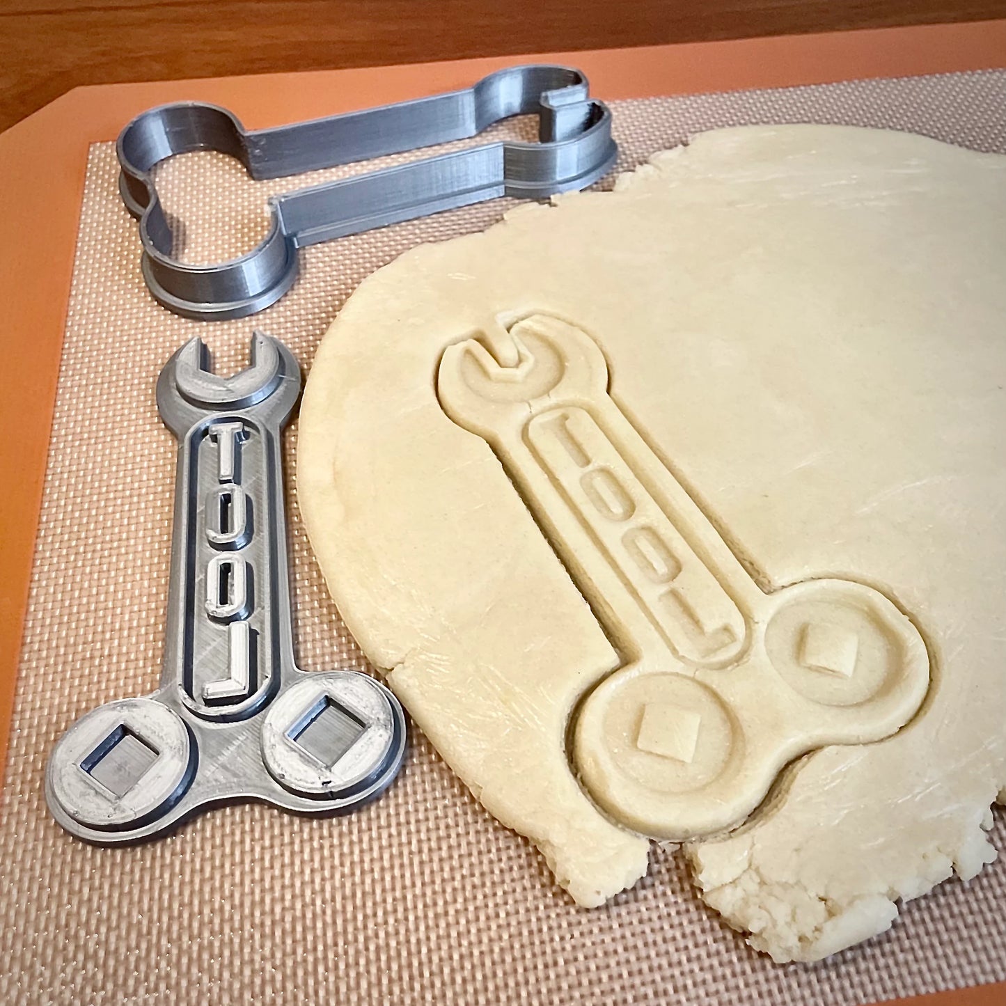 HERRAMIENTA - Cortador de galletas con logo de llave inglesa + sello